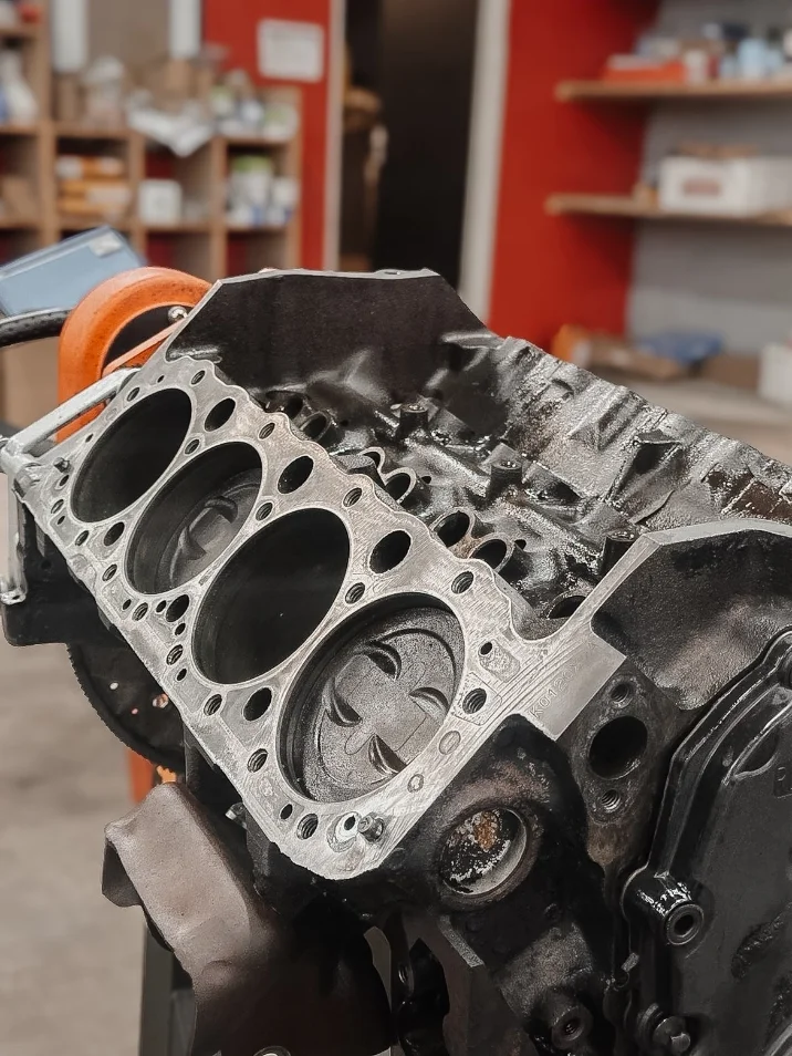 Réparation de moteur TSI ouvert dans l'atelier MC Mécanique à Beaune